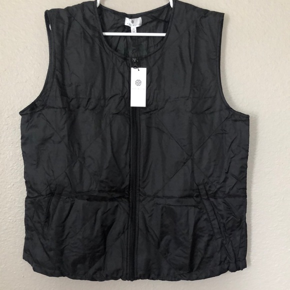 Socialite Mae Puffer Vest - Picture 3 of 5